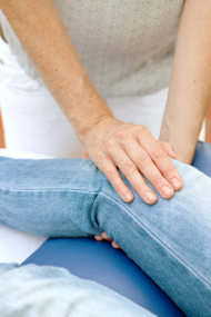 Cranio Sacrale Therapie am Knie, Foto: Henrike Schunck